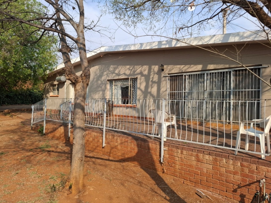 6 Bedroom Property for Sale in Uitsig Free State
